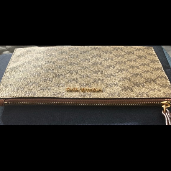 Nwnt MK wristlet. Compartments for your credit cards. Fits most phones. - Picture 3 of 7